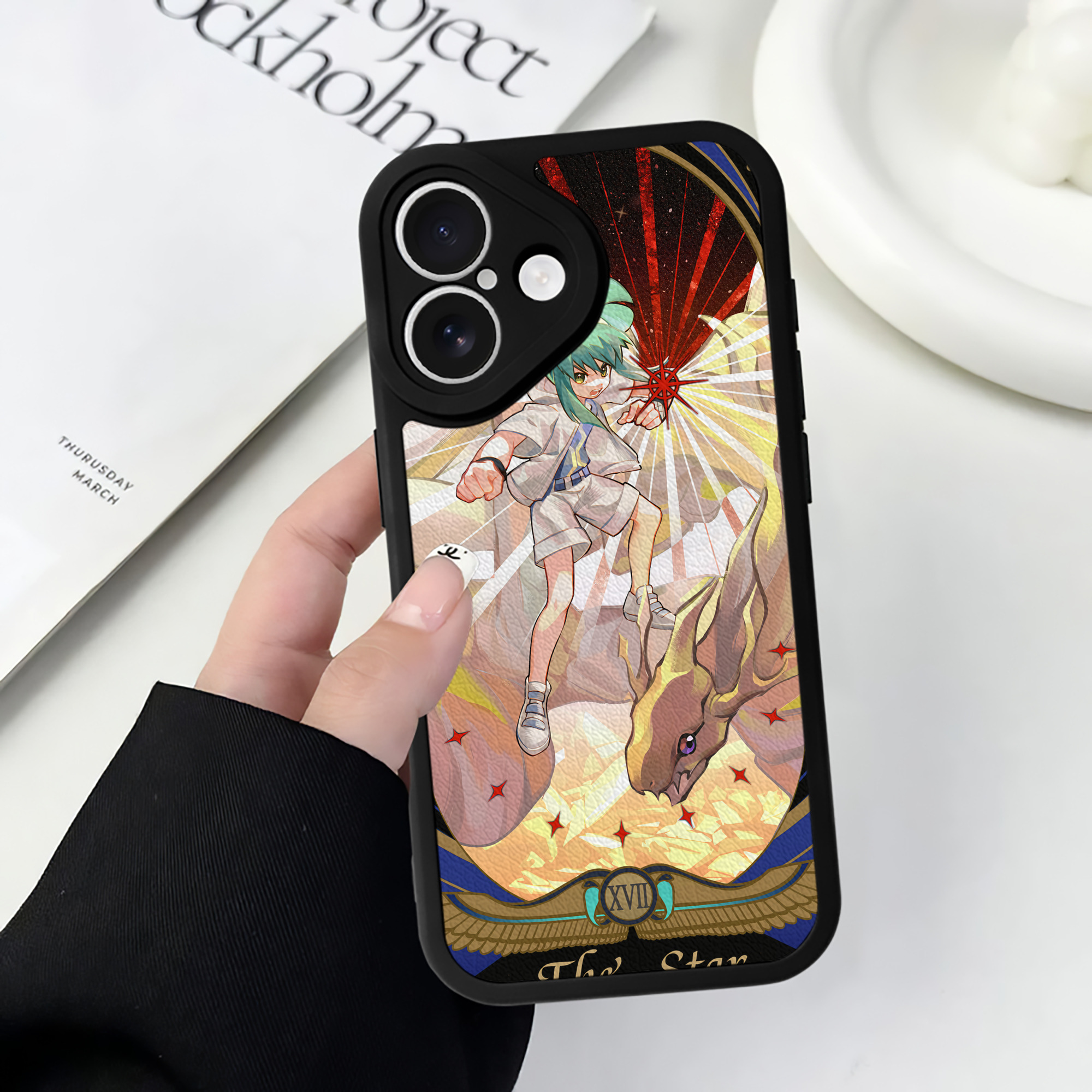 （画像用） 遊☆戯☆王 Yu-Gi-Oh! 【iPhone 16シリーズ対応】シリコンスマホケース（レザー調） 材質：シリコン